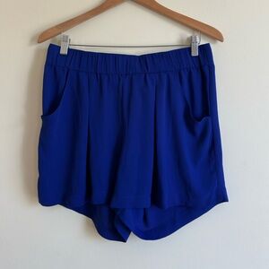 BCBG MAXAZRIA || Woman’s blue pleated shorts Sz L